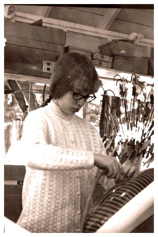 1971q - Wnedy in the Square Stand - Popcorn.jpg